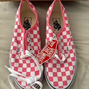 New 9.5 pink checkered vans